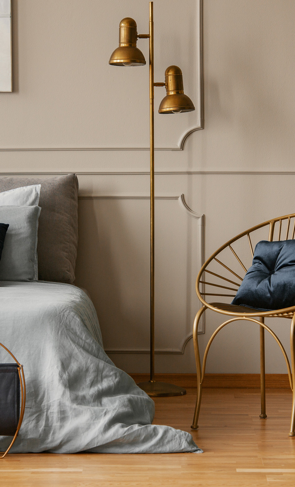 Chambre aux tons doux et mur décoratif